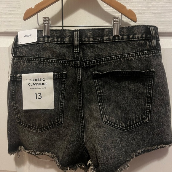 Women’s Ardene classic high rise denim shorts - Picture 3 of 3